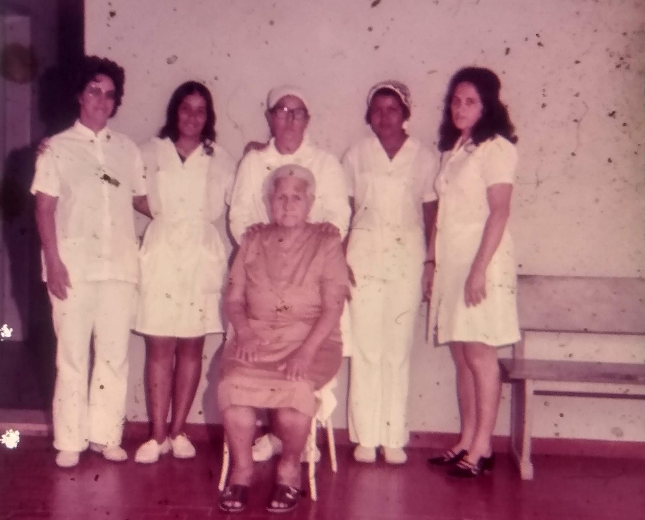 Dédima (centro) com a mãe, na cadeira de rodas, e as colegas enfermeiras: abrigo para que filhos de pessoas com hanseníase não fossem para longe dos pais (Foto: Arquivo Pessoal)