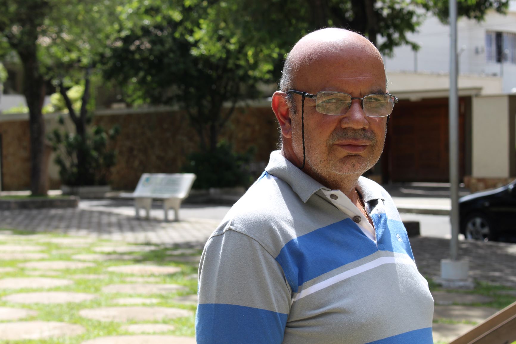 Geraldo Souza, filho de Dona Santinha, em Três Rios: inconformismo com a falta de informações sobre as irmãs ( Foto: Yuri Fernandes)