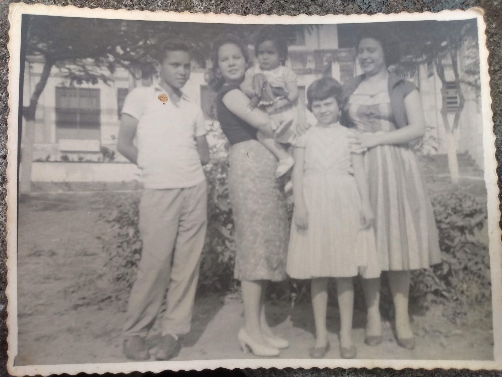 Na foto de 1958, Rita, ainda criança, no colo da tia Nadir, e ao lado dos tios Davi, Dalzira e Carolina (Foto: Arquivo Pessoal)