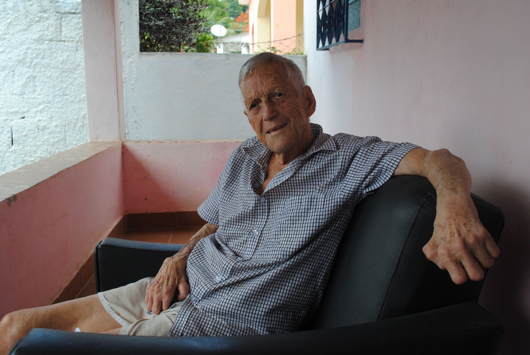 Seu Dutra na varanda de sua casa na área da antiga colônia: título de posse para mil família (Foto: Letícia Fernandes)