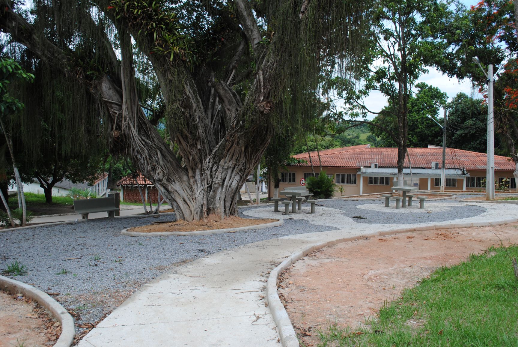 Praça dentro da área do antiga Colônia Tavares de Macedo: clima de cidade do interior (Foto: Letícia Fernandes)