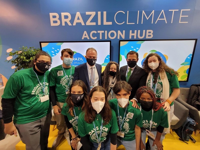 Jovens ativistas climáticas entregam manifesto em defesa da educação climática na COP26. (Foto: Arquivo Pessoal)