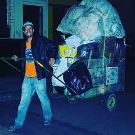 Foto Arquivo Pessoal Alexandro Cardoso na catação. Foto Arquivo Pessoal