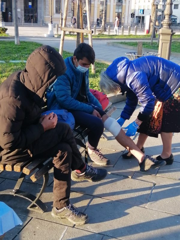 Lorena Fornasir atende um refugiado de guerra na Praça da Liberdade, em Trieste. Foto WhatsApp