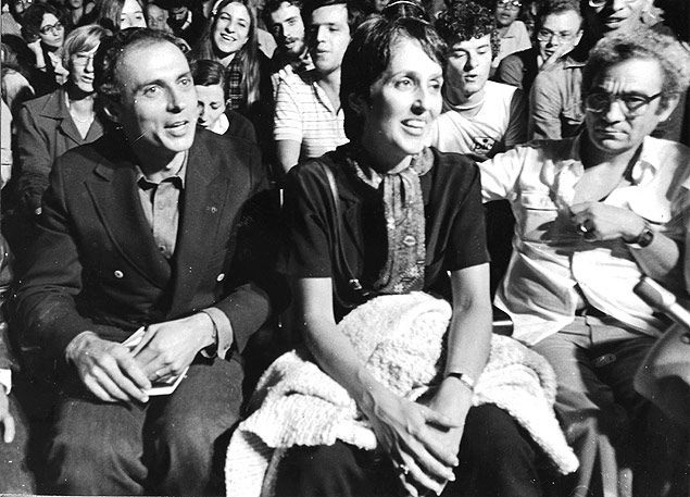 Eduardo Suplicy com cantora Joan Baez no Teatro Tuca, em São Paulo. Foto Acervo Pessoal