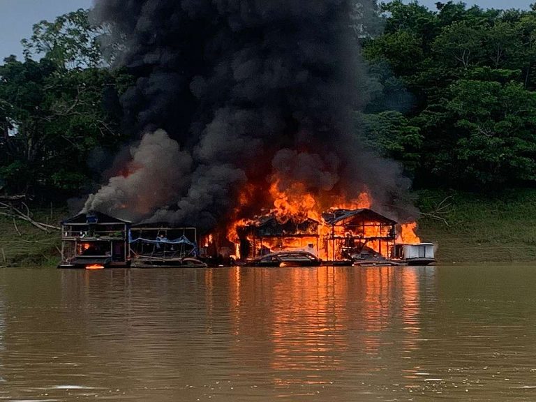 Balsa de garimpo destruída em operação policial no Rio Madeira: crimes ambientais e narcotráfico juntos na Amazônia (Foto: Polícia Federal - 28/11/2021)