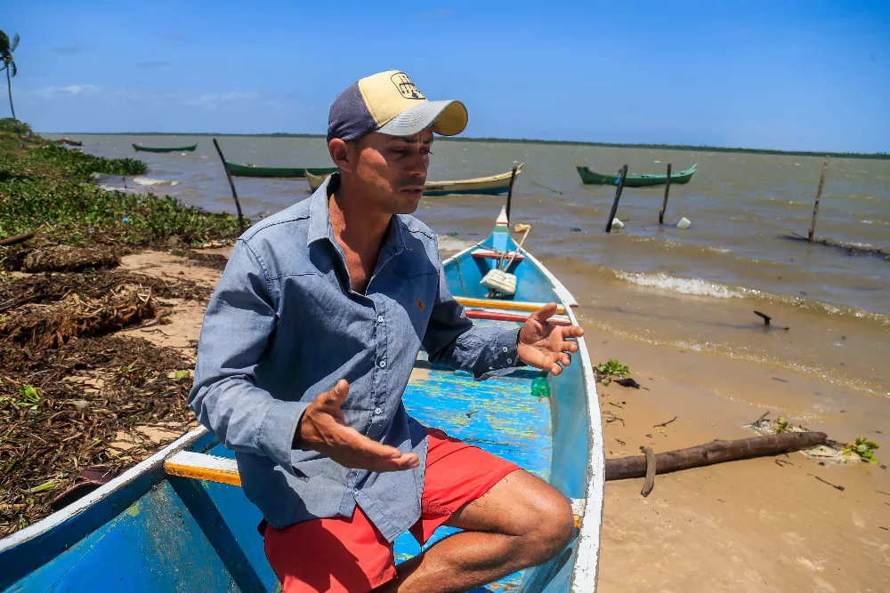 O pescador Enéas Rosa em Resina, Sergipe: assédio da empresa petrolífera (Foto; Aílton Cruz/Agência Pública)