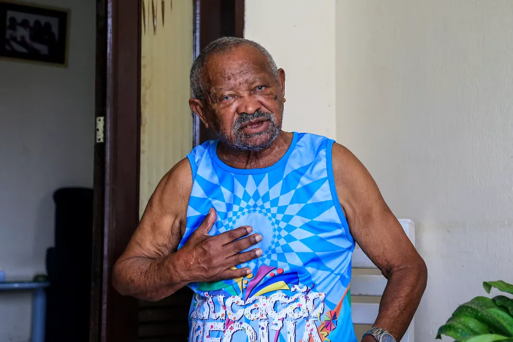Toinho Pescador, 89 anos, na histórica Penedo: 'o rio tá pobrezinho' (Foto: Aílton Cruz/Agência Pública)