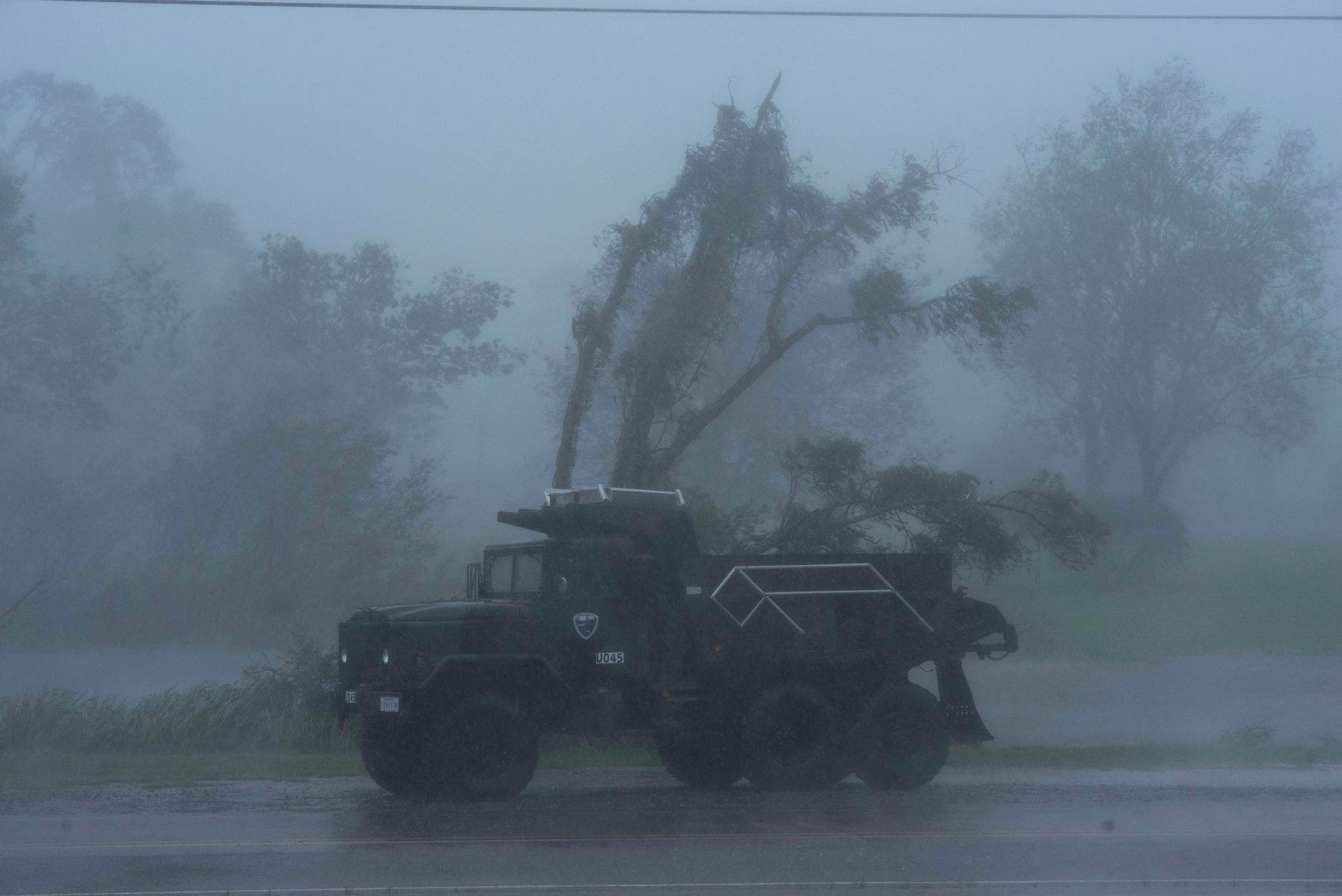 Tempestade, com precipitação recorde, provocada pelo furacão Ida, na Louisiana: oceanos mais quentes aumentam umidade na atmosfera e provocam chuvas cada vez mais intensas (Foto: Mark Felix / AFP - 29/08/2021)