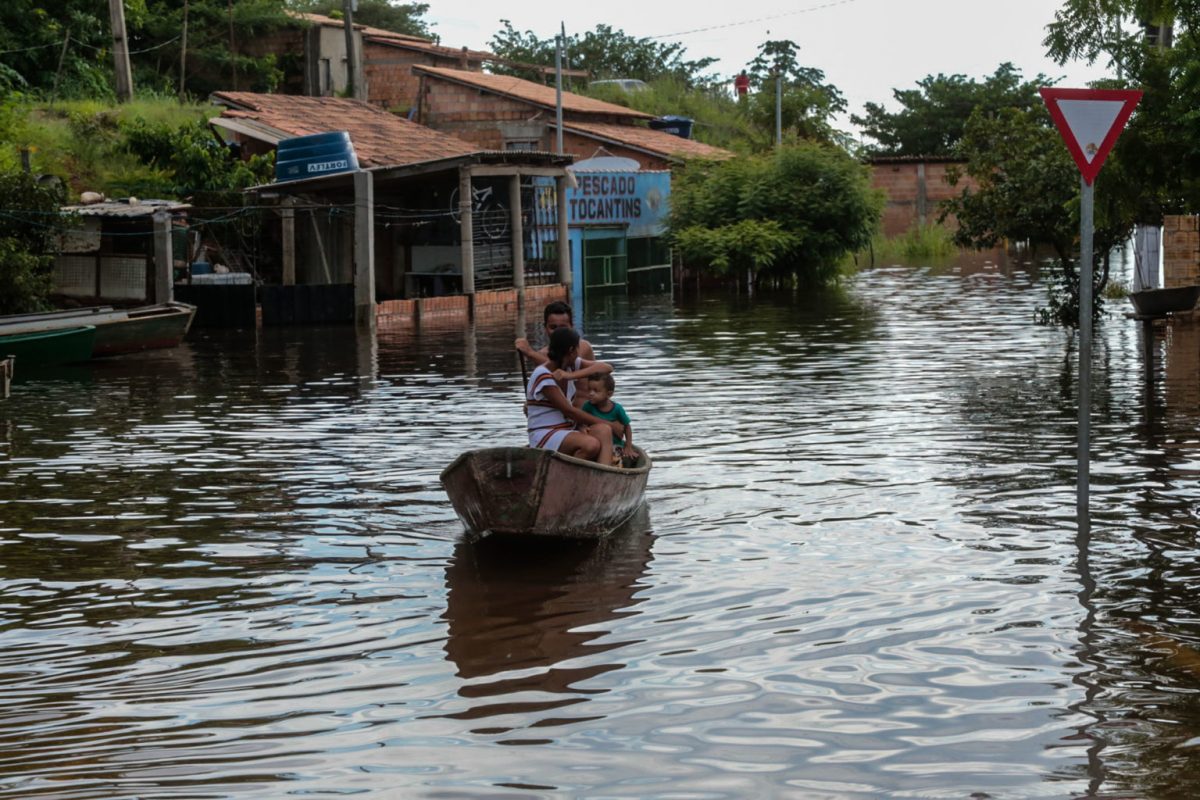 Família usa barco para sair de casa no bairro São Félix, tomada pelas águas do Tocantins: Marabá tem 1.368 desabrigados e 13.158 desalojados (Foto: Alex Ribeiro / Agência Pará)