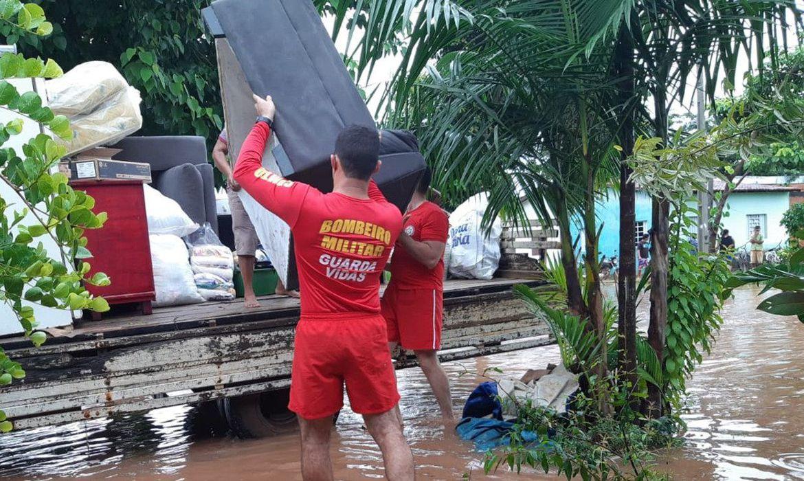 Bombeiros do Tocantins resgatam móveis de casas alagadas pela cheia do rio: estado tem mais de três mil desalojados (Foto: CBMTO / Divulgação)