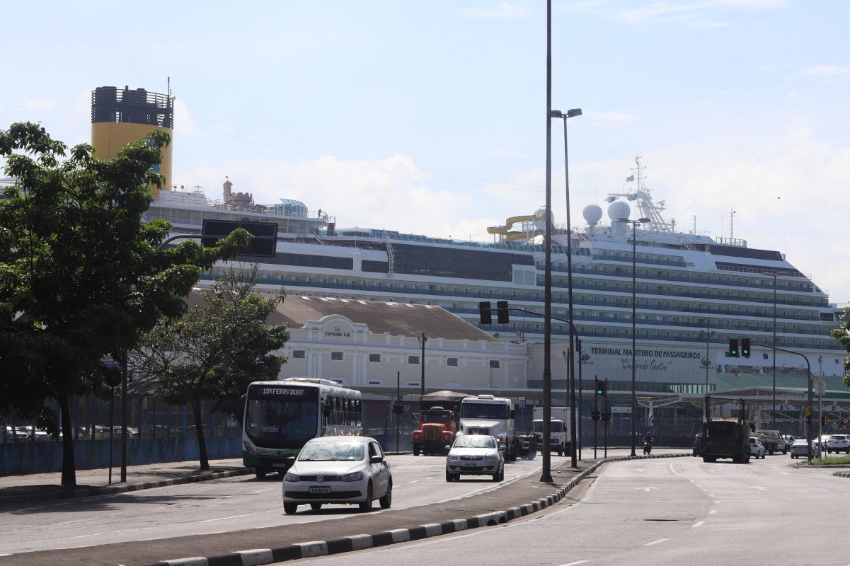 Cruzeiros no Brasil: Navio da Costa Cruzeiros ancorado no Porto de Santos (Fernanda Luz / Agif via AFP / 03-01-2022)