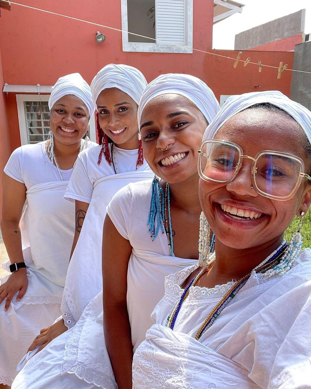 Kenya Odara (primeira na imagem), de 23 anos, é uma das co-fundadoras do coletivo de mulheres negras Siriricas Co e atualmente frequenta o terreiro de Candomblé Àse Efon Omibainà, composto apenas por mulheres. “Quando estamos nos terreiros não nos preocupamos só com a questão religiosa, somos mulheres negras, toda a nossa existência é política.” (Foto: Divulgação/ Arquivo Pessoal)