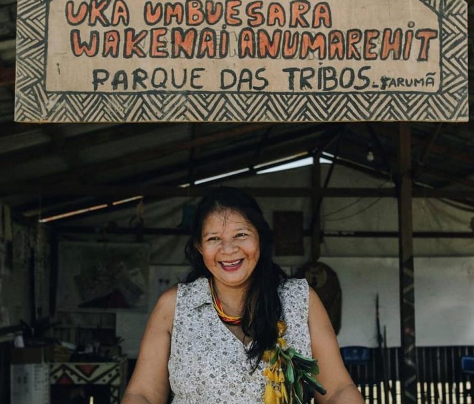 Cláudia Baré na escola indígena no Parque das Tribos: educação como instrumento de fortalecimento cultural (Foto: Arquivo Pessoal)