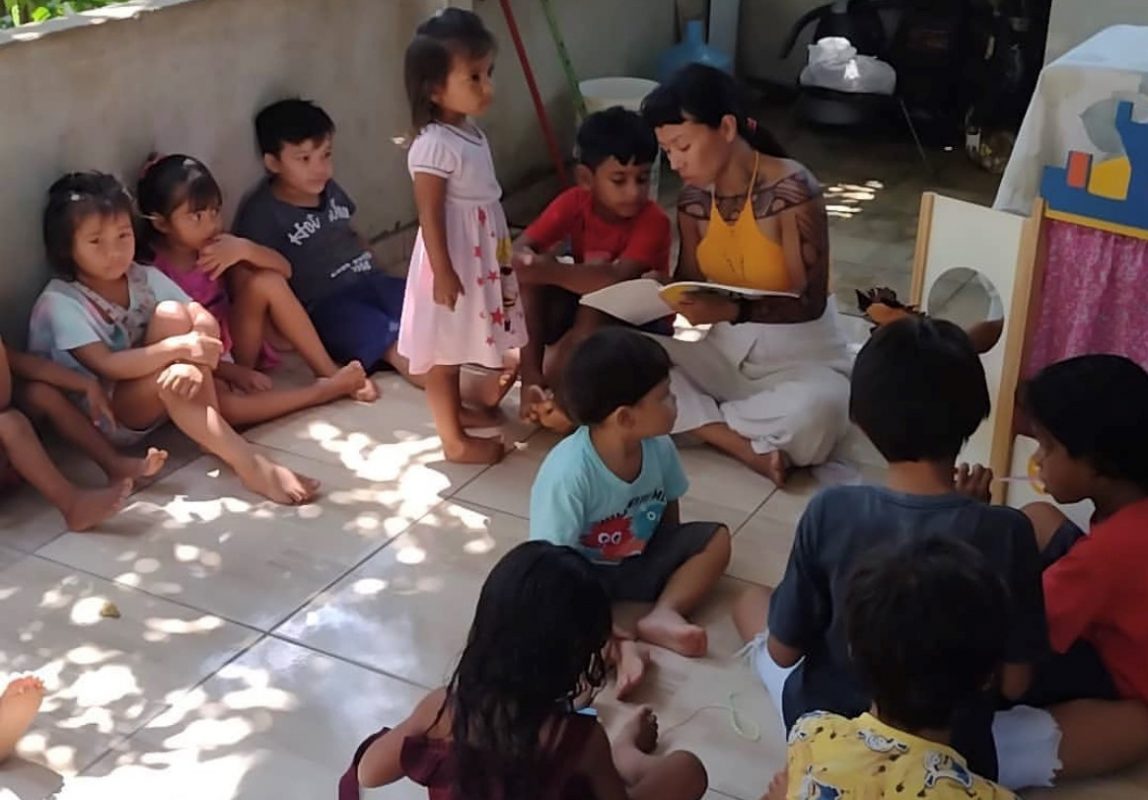 Vanda em atividade com crianças da etnia Witoto: reencontro com a língua dos antepassados (Foto: Arquivo Pessoal)