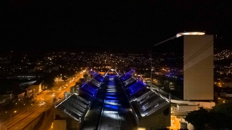Sapucaí vazia e iluminada em homenagem à vítimas da covid-19 em 2021: em 2022, só blocos de rua e escolas de samba sofreram proibições (Foto: Marcelo Piu / Prefeitura do Rio - 14/02/2021)