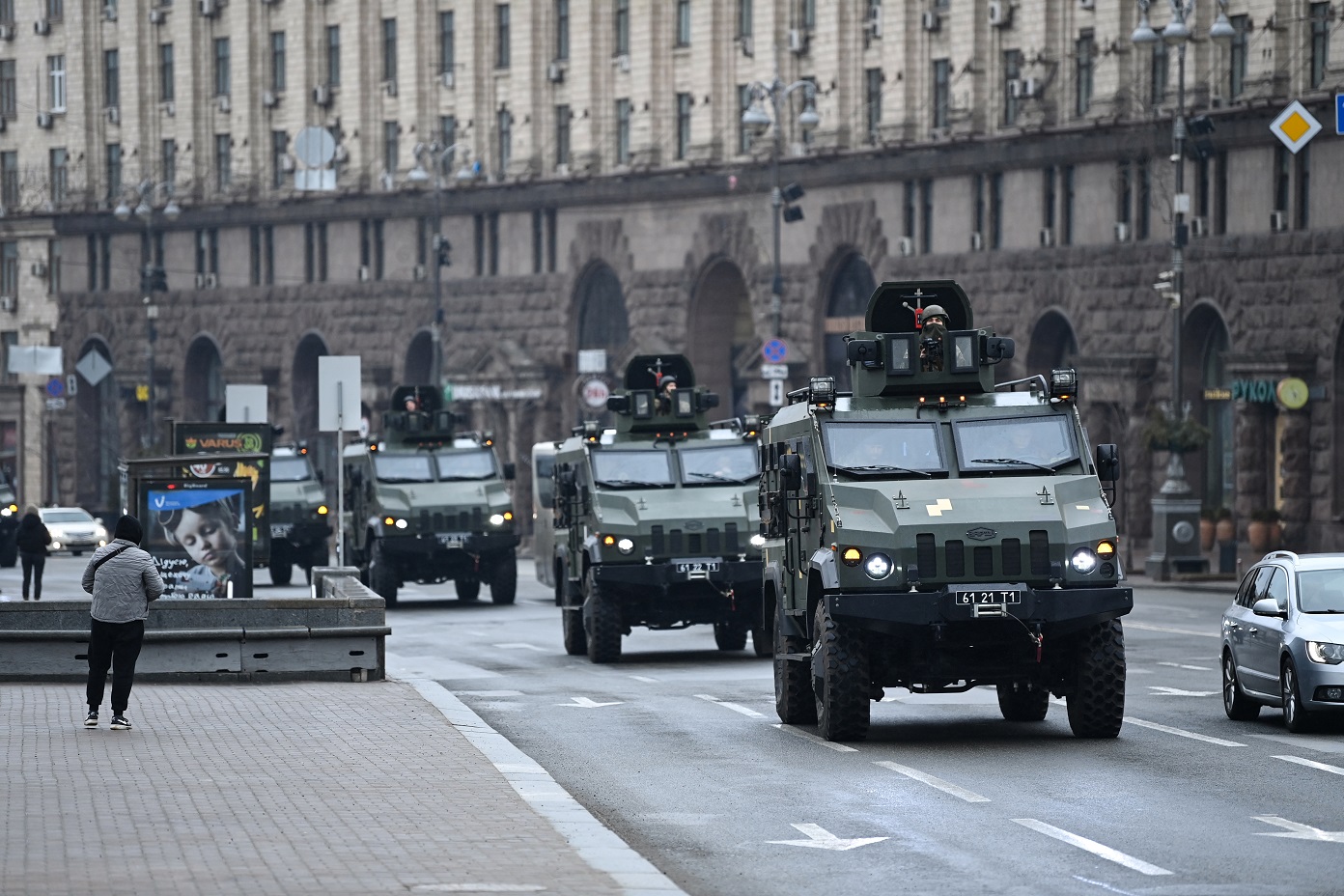 Veículos militares ucranianos passam pela Praça da Independência no centro de Kiev. Foto Daniel Leal/AFP. Fevereiro/2022