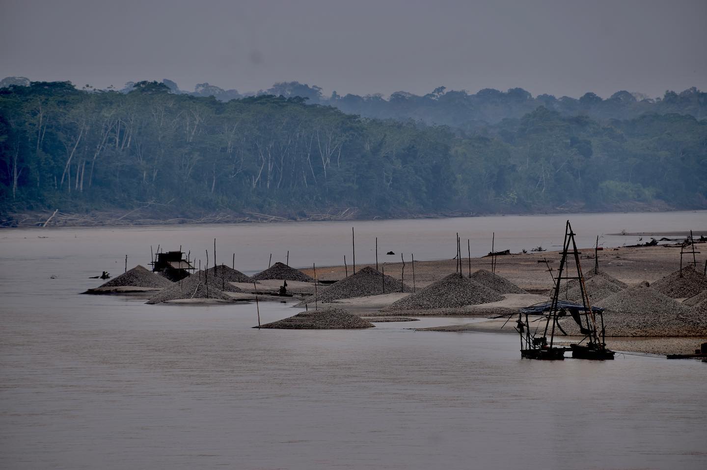 Mineração ilegal no Rio Madre Dios, na Amazônia peruana: pesquisa recorde mundial de poluição por mercúrio na atmosfera em área de preservação (Foto: Estação Biológica Los Amigos / Facebook)