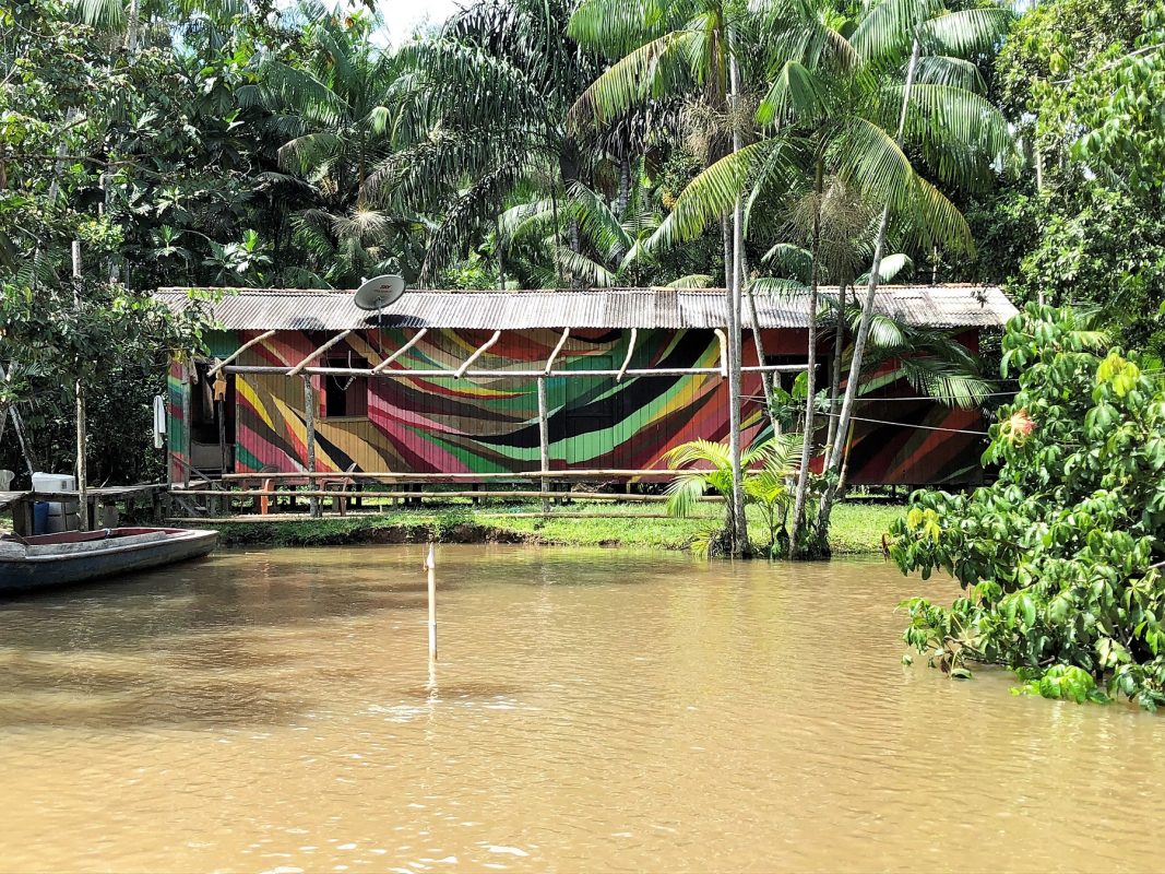 Fachada colorida na Ilha do Combu, em Belém do Pará