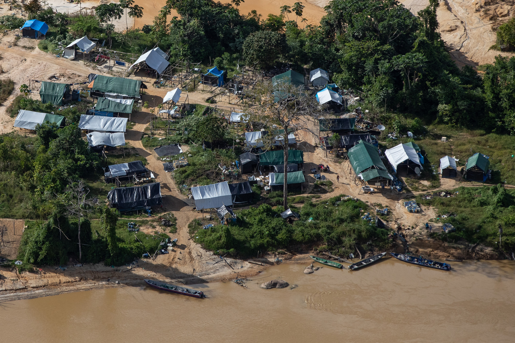 Acampamento de garimpo no Rio Uraricoera, na TI Yanomami: menina indígena de 12 anos foi estuprada e morta por garimpeiros (Foto: Bruno Kelly)