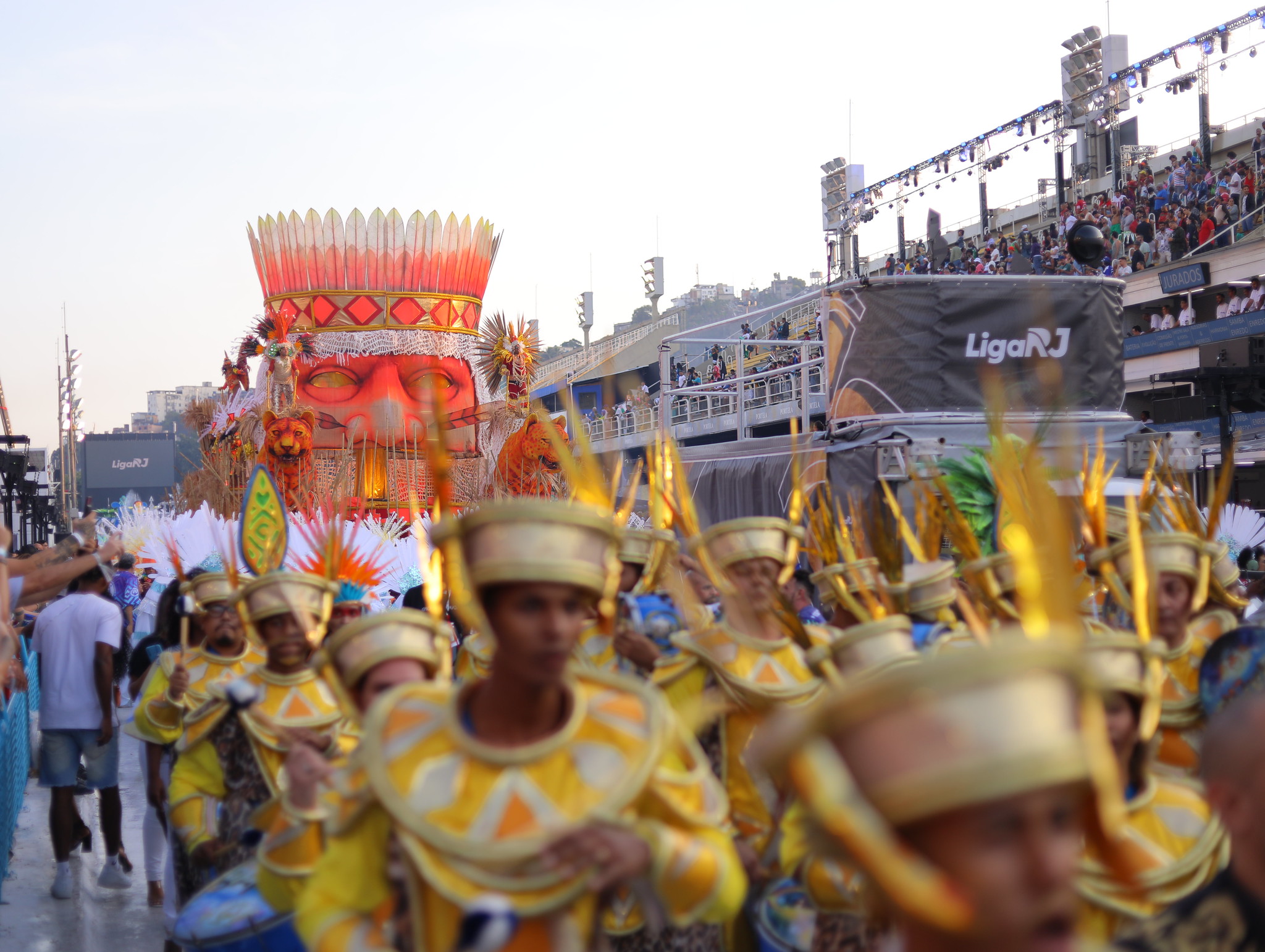 Indígenas representados no desfile da Acadêmicos do Sossego: visão otimista com mensagem de preservação da natureza (Foto: Fábio Motta / Riotur)