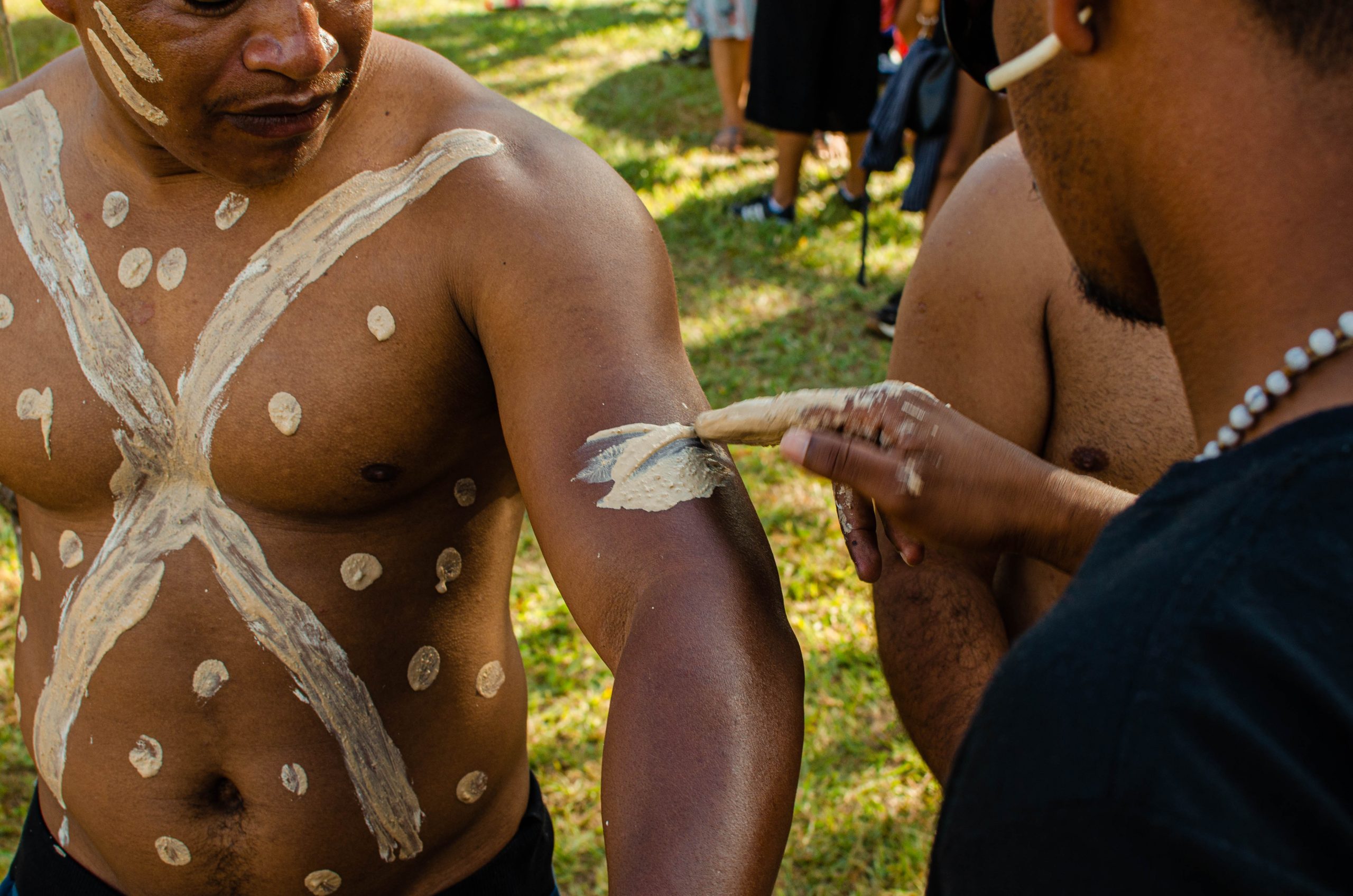 Indígena da etnia Pankararu se pinta para ritual em Brasília: "Nós nos pintamos com o barro da terra, que representa as cinzas e a força dos nossos antepassados", explica Ubirajara Pankararu (Foto: Fernanda Pierucci e Ramon Vellasco)