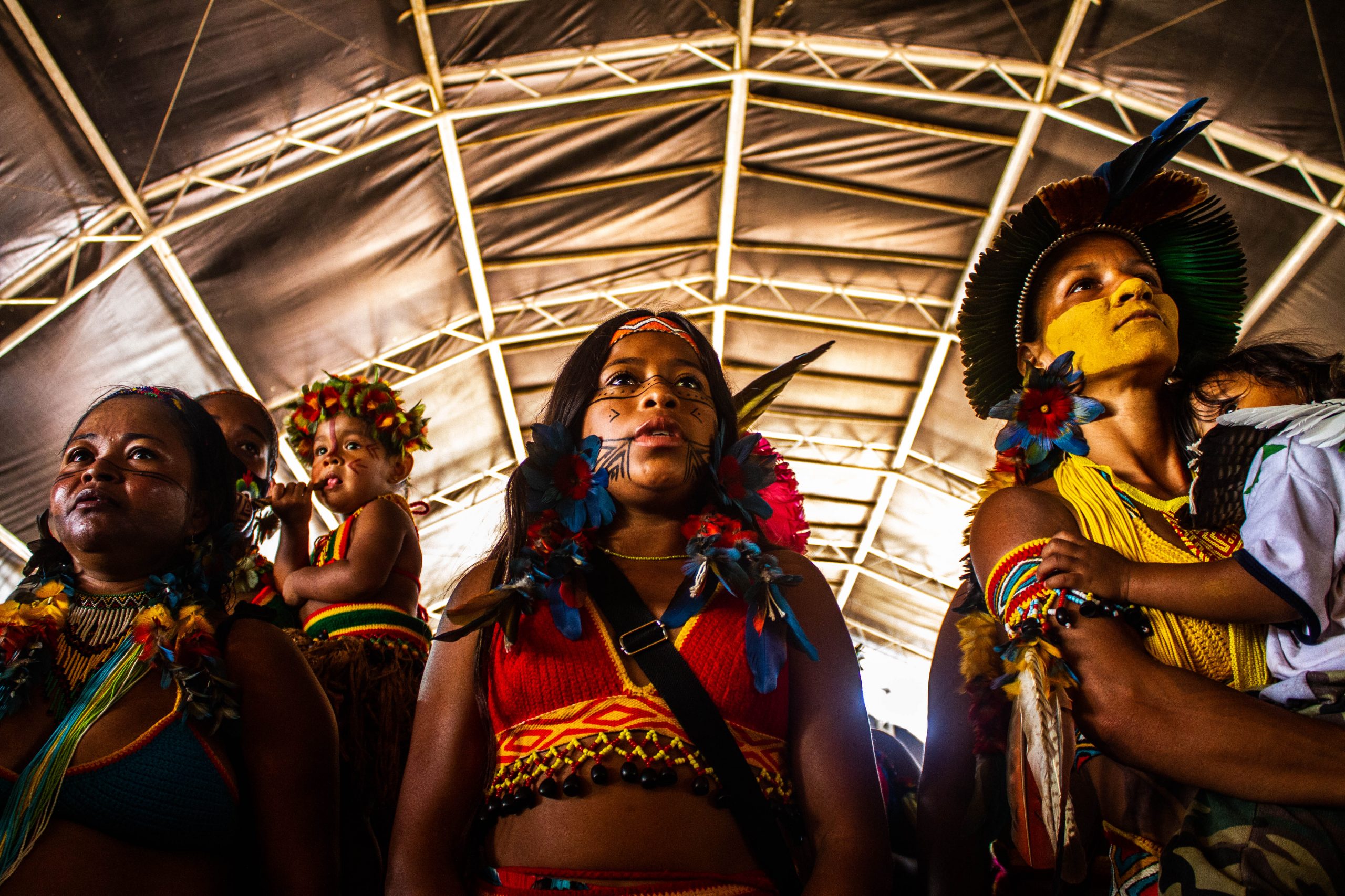 Jovens indígenas em ritual pataxó em Brasília: luta inspirada pela ancestralidade (Foto: Fernanda Pierucci e Ramon Vellasco)
