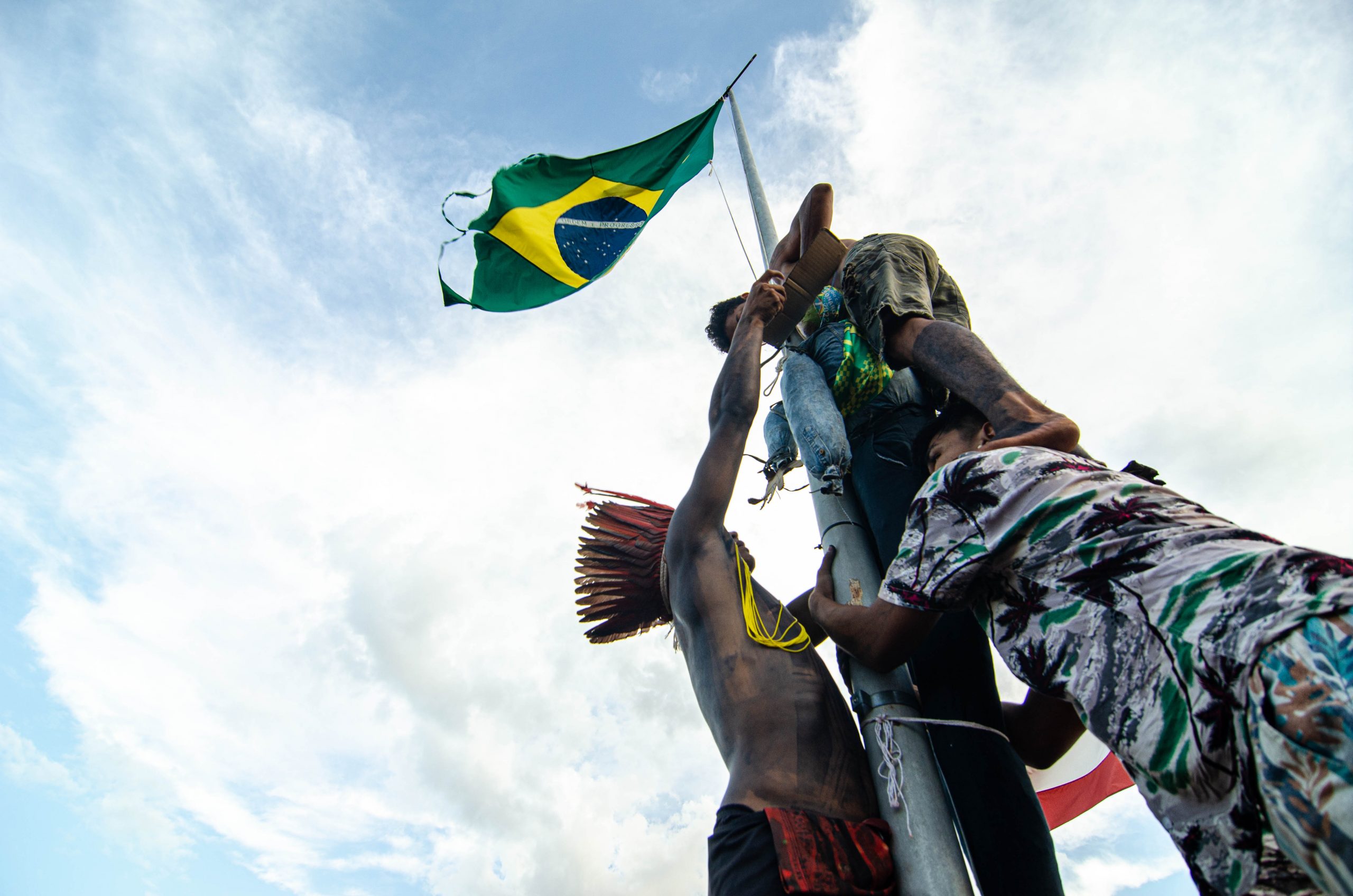 Indígenas em manifestação na Praça dos Três Poderes: força espiritual para encarar ameaças materiais dos homens brancos (Fernanda Pierucci e Ramon Vellasco)