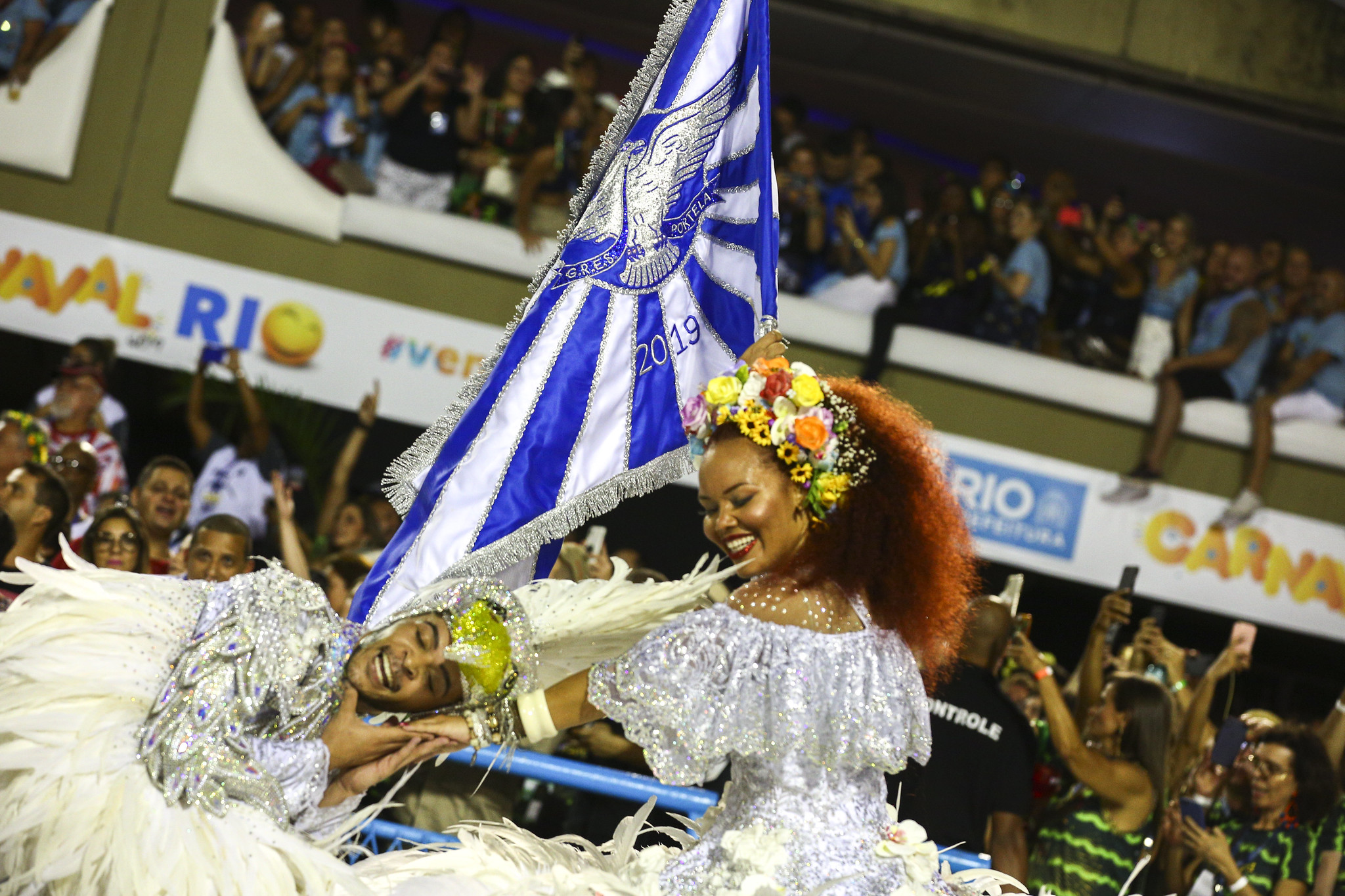 O casal no desfile da Portela em 2019: gerações diferentes em perfeita harmonia. Foto Gabriel Nascimento/Riotur