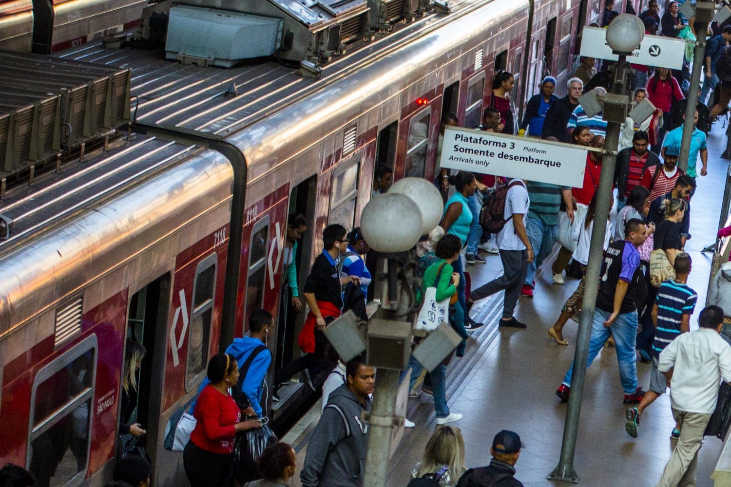 Passageiros se aglomeram na Estação da Luz, em São Paulo. População brasileira deve chegar ao pico de 228 milhões de habitantes, em 2045. Foto Suamy Beydoun/AGIF via AFP