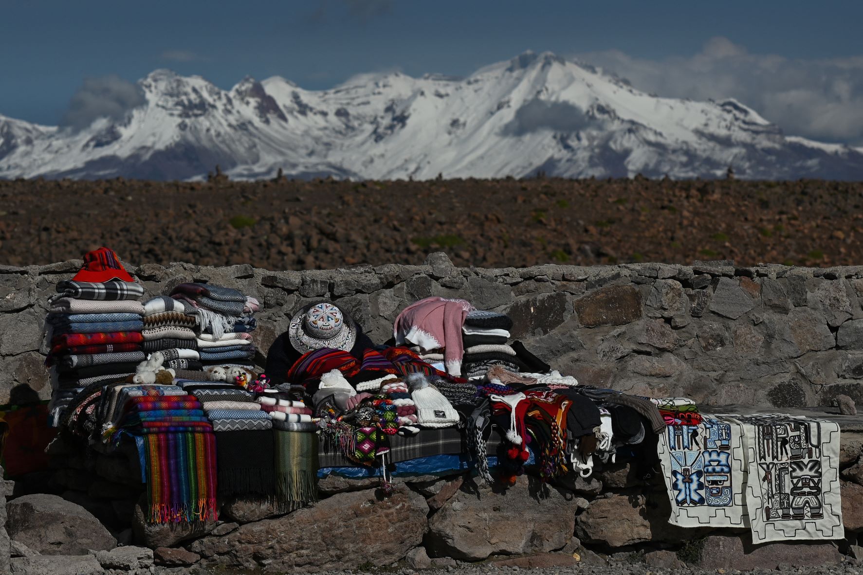 Venda de souvenir no Mirador de Los Andes, na estrada de Arequipa ao Canyon Colca: geleiras andinas perderam 42% da superfície (Foto: Artur Widak / NurPhoto / AFP - 09/04/2022)