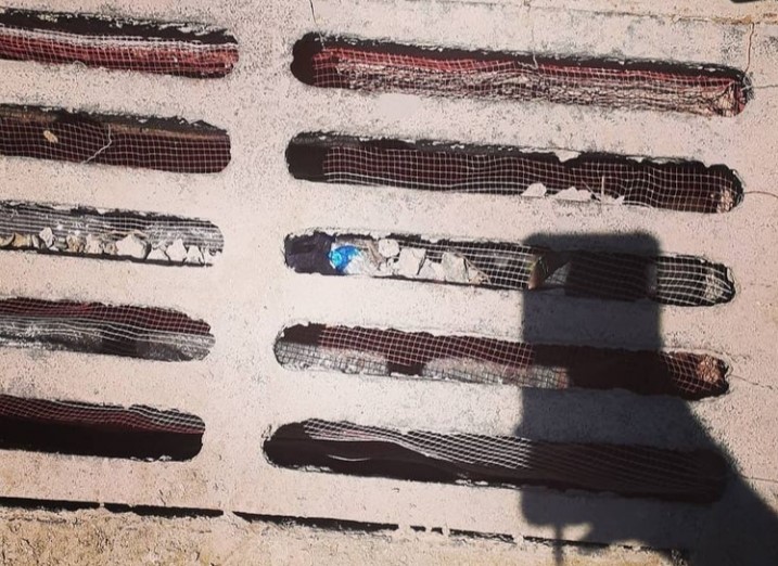 Primeiros testes para projeto Bueiro Azul: tela galvanizada para impedir detritos na rede de água (Foto: Yasmim Soares)