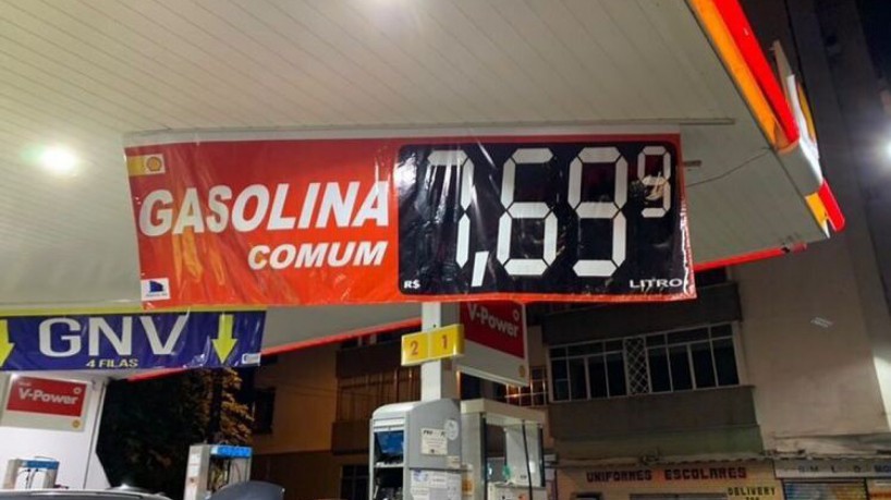 Em um posto de gasolina na Zona Sul do Rio, combustível é vendido a R$ 7,69. Foto Agostinho Vieira