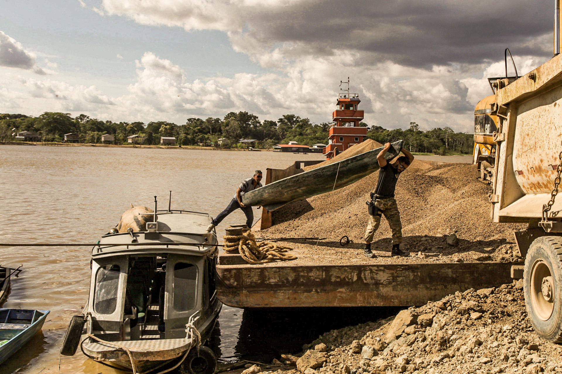 Policiais federais recolhem o barco usado por Bruno Pereira e pelo jornalista britânico Dom Phillips, no vale do Javari (AM). Foto Pedro Prado/Abraji