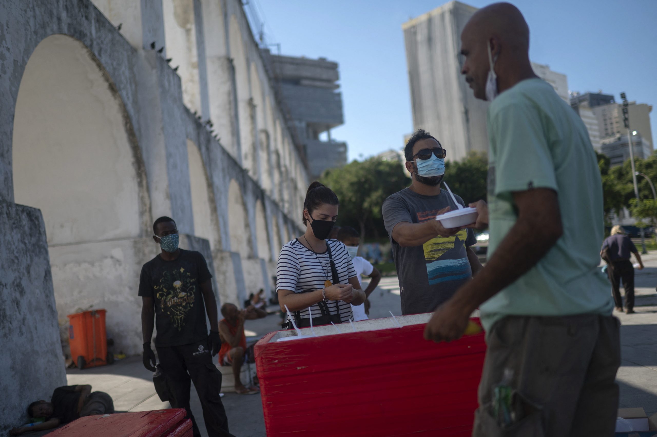 Distribuição de quentinhas para sem teto na Lapa, Rio de Janeiro, durante a pandemia: mapa brasileiro da fome ressalta desigualdade entre estados (Foto: Mauro Pimentel / AFP - 05/05/2021)