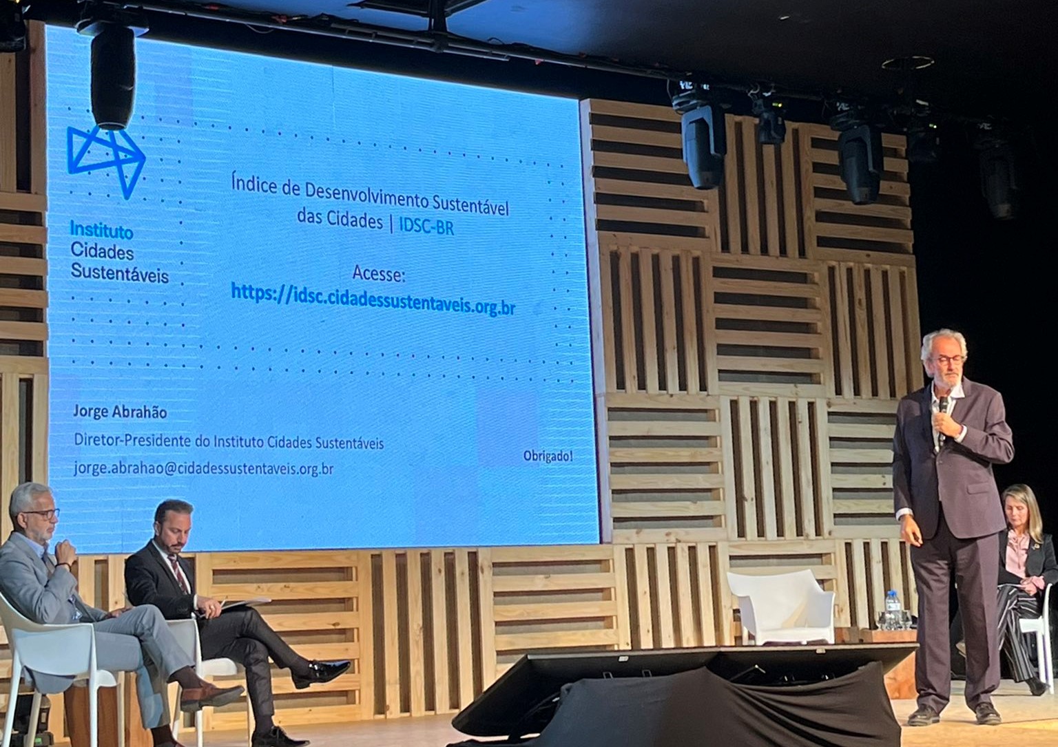 Jorge Abrahão, ao microfone, apresenta o Índice de Desenvolvimento Sustentável das Cidades: "Ao olhar o mapa, conseguimos ver onde estão os maiores problemas das cidades" (Foto: Divulgação)