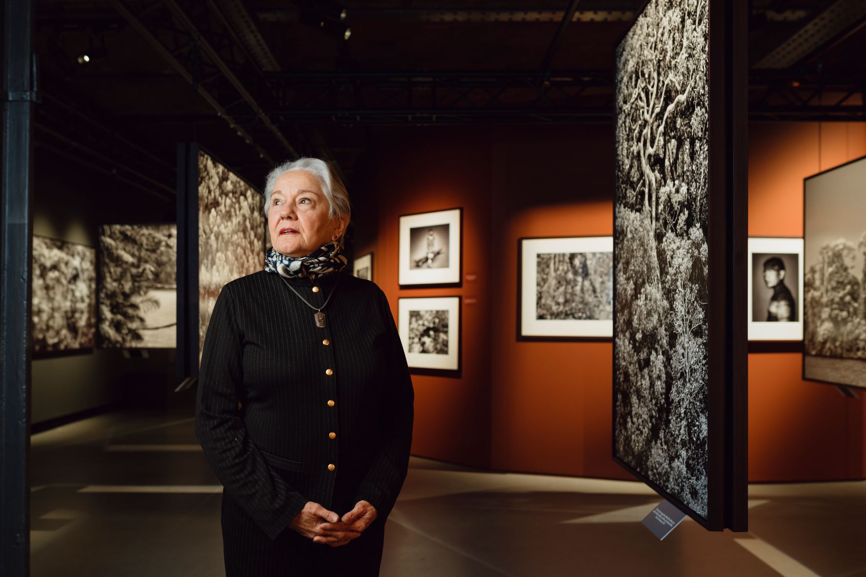 A arquiteta e urbanista Lélia Wanick Salgado entre as fotos de Amazônia: idealizadora e curadora da exposição (Foto: Phillippe Petit)