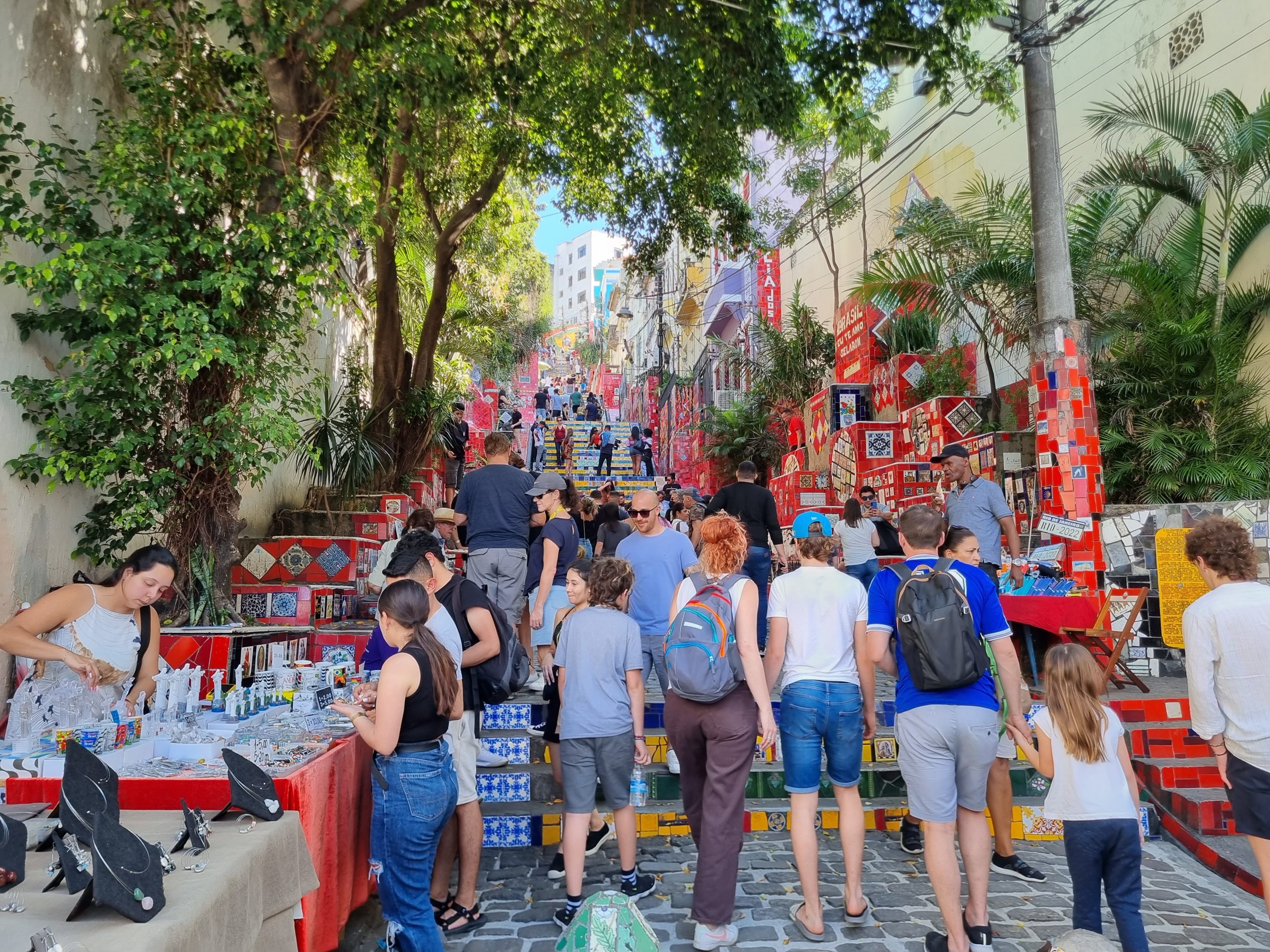 A Escadaria Selarón tomada por visitantes, quatro dias após os tiros disparados por agentes de insegurança pública: a Lapa resiste com seu espírito indomável e boêmio (Foto: Oscar Valporto)