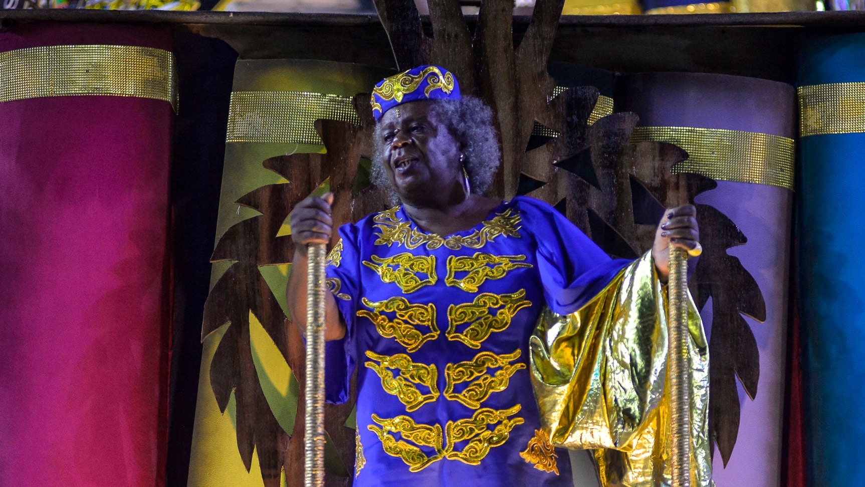 Conceição Evaristo, no desfile da Beija-Flor, com o fardão que a ABL negou: escrevivências. Foto Eduardo Hollanda/divulgação