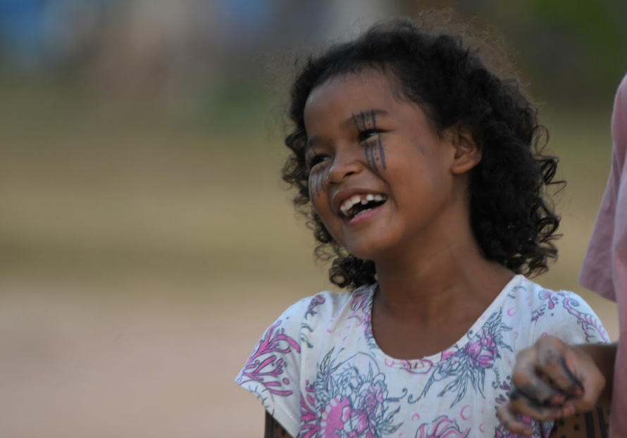 A pequena indígena Kra, da etnia Gavião, de 9 anos, teme os drones: "Tenho medo pelos meus pais e pelos meus amigos" (Foto: João Paulo Guimarães)