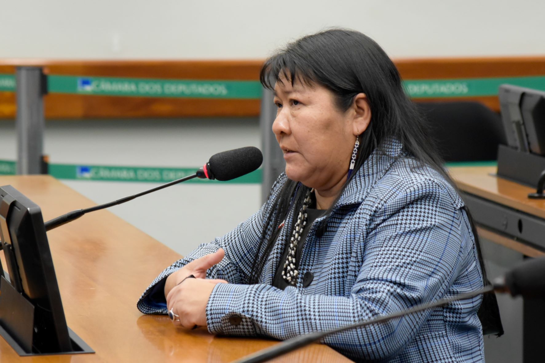 A deputada Joênia Wapichana em reunião na Câmara: falta de controle sobre ouro tem impulsionado ações ilegais dentro de áreas que deveriam estar protegidas (Foto: Alan Rones/Câmara dos Deputados - 12/07/2022)