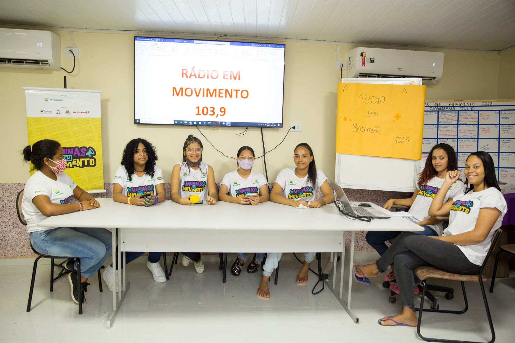 Katheryne Vitória (com o microfone), 15 anos, em programa de rádio das Meninas em Movimento: 'Já vi vários casos de adolescentes que se calam porque dizem que têm medo de acontecer algo pior' (Foto: Micaela Pereira)
