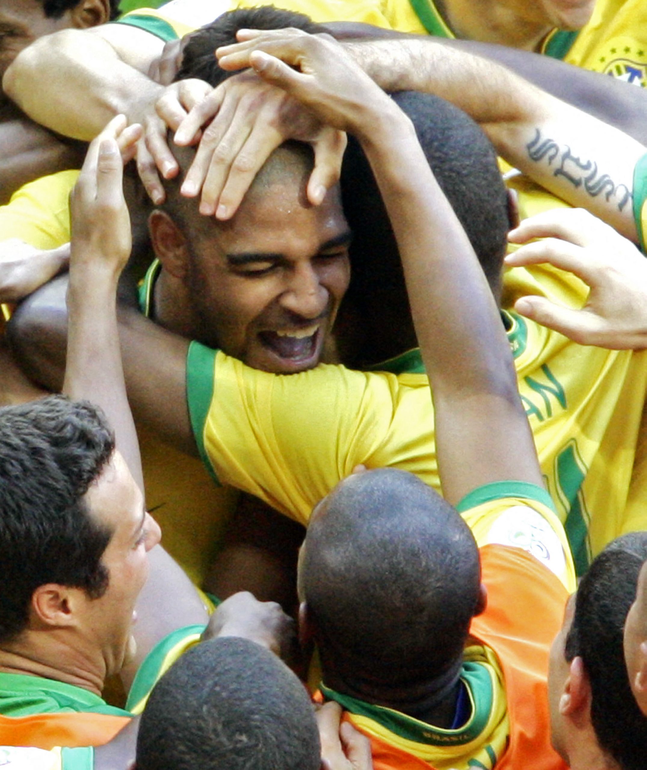 O craque, festejado nos tempos de seleção: o melhor centroavante do mundo. Foto Jochen Luebke/DDP/AFP
