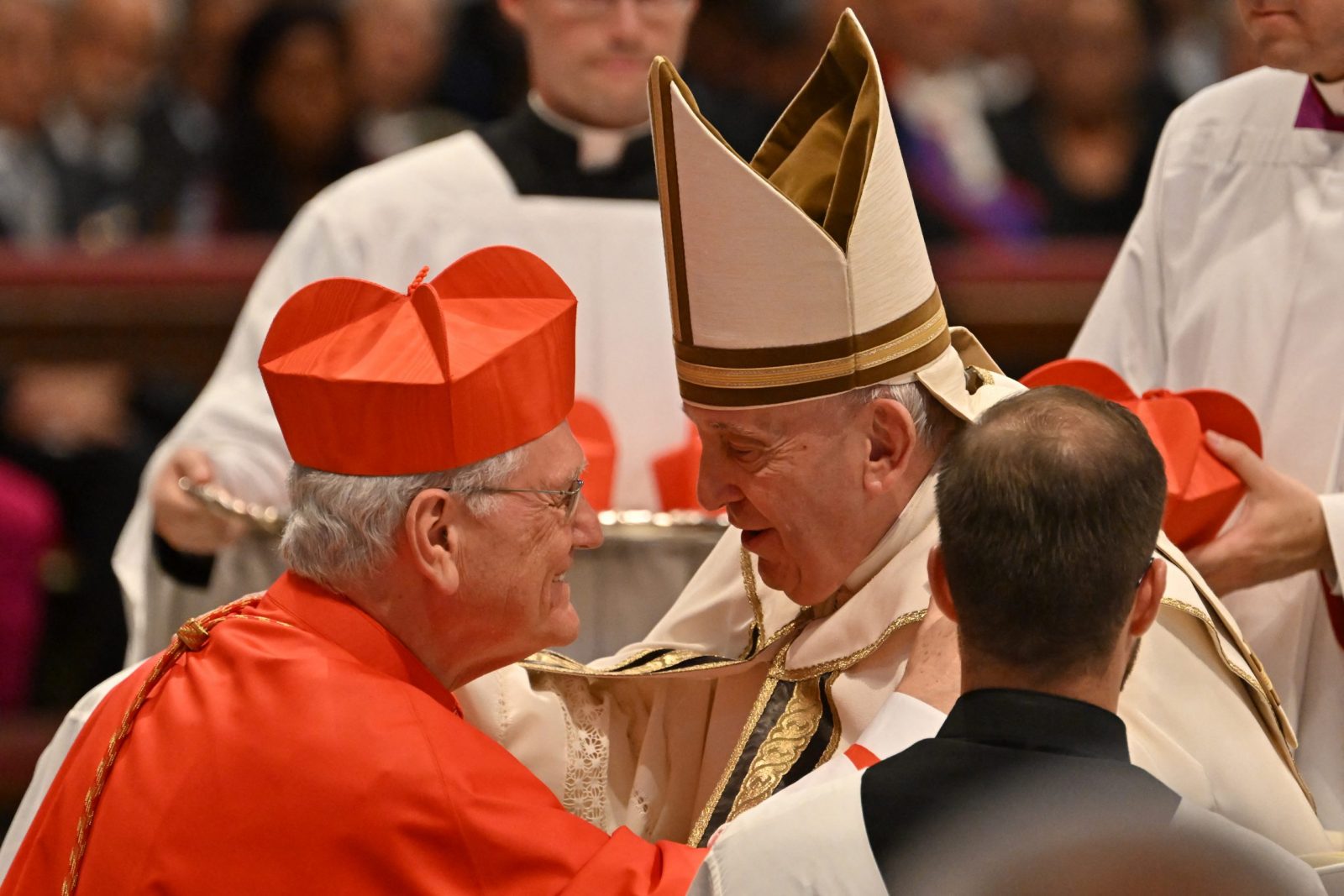Papa Francisco abençoa o Monsenhor Leonardo Ulrich Steiner (E) depois que ele o elevou a condição de Cardeal durante um consistório para criar 20 novos cardeais, em 27 de agosto de 2022 na Basílica de São Pedro, no Vaticano. (Foto: Alberto PIZZOLI/AFP)