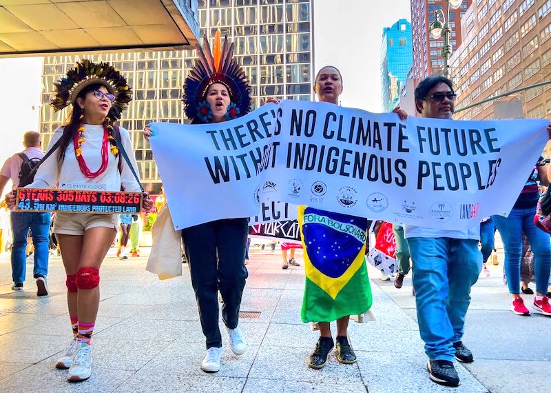 Txai Suruí, Samela Sateré Mawé, Cristiane Pankararu e Toya Manchineri em marcha até o Consulado do Brasil em Nova York: protesto contra o presidente Jair Bolsonaro (Foto: Kamikia Kisedje / Apib - 20/09/2022