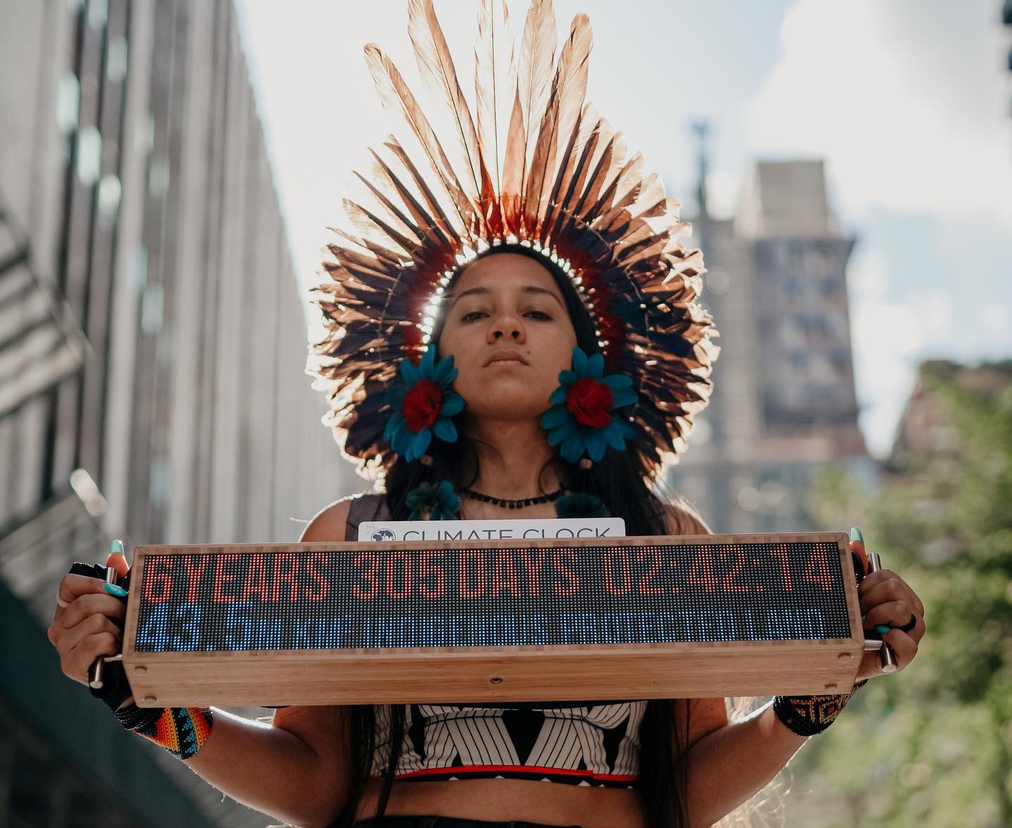 Samela Sateré Mawé em ato em Nova York durante o discurso de Jair Bolsonaro na ONU: protesto contra mentiras (Foto: Clock Around The World)