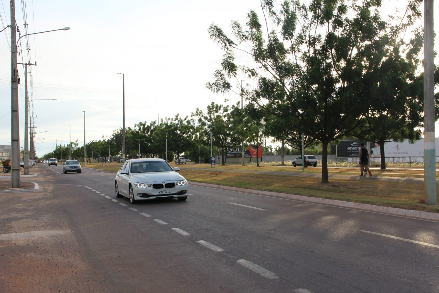 Foto Felipe Betim /Diálogo Chino Avenida central de Sinop. Vias são asfaltadas e por elas cruzam veículos importados, embora seja uma cidade agrícola. Foto Felipe Betim /Diálogo Chino