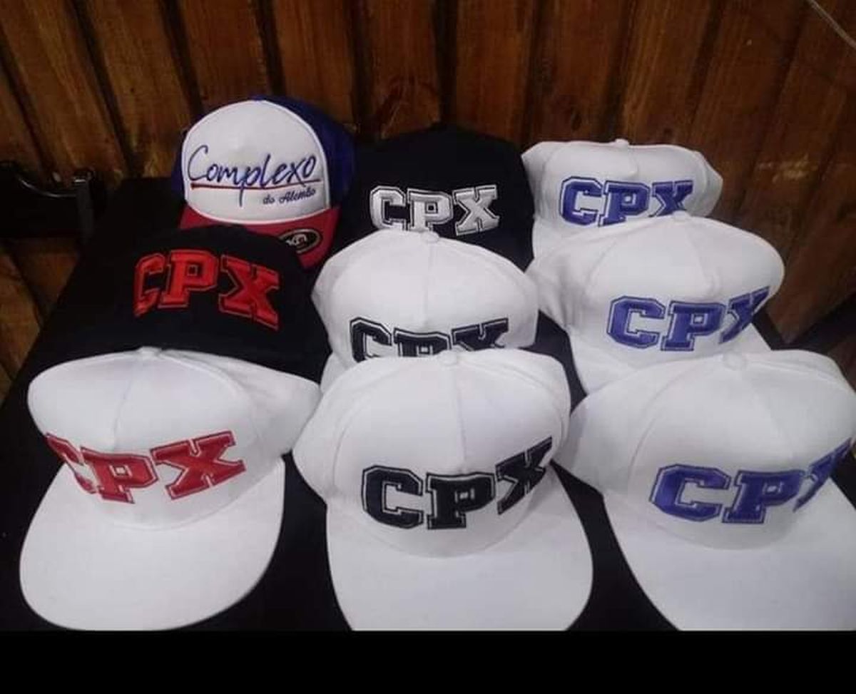 Bonés com a inscrição CPX, sigla para o Complexo do Alemão: cruzada eleitoral chama trabalhadores de traficantes e atiça preconceito contra a favela (Foto: Divulgação)