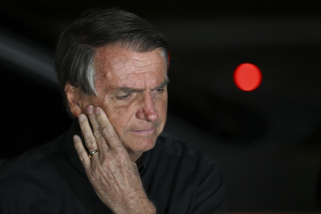 Bolsonaro na entrevista depois da votação, em Brasília: prova de força e resiliência. Foto Evaristo Sá/AFP