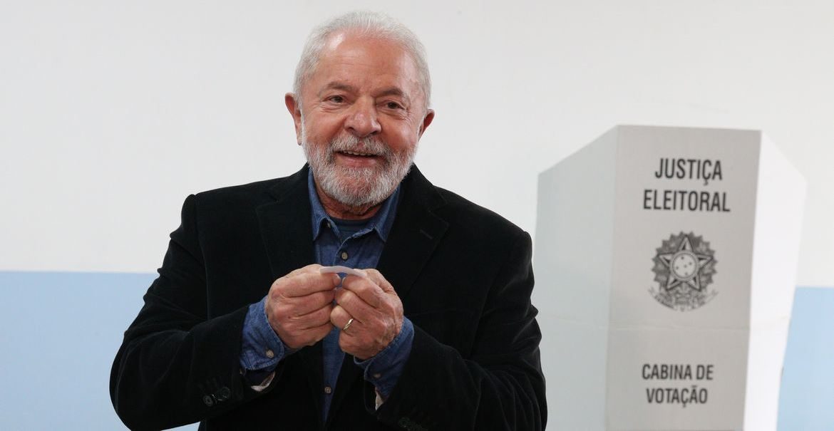 Lula sorri e exibe o comprovante de votação: popularidade. Foto Rovena Rosa/Agência Brasil